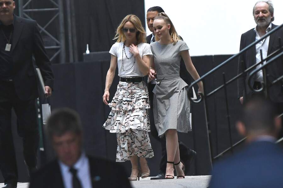 Vanessa Paradis et sa fille Lily-Rose Depp quittent le défilé Chanel