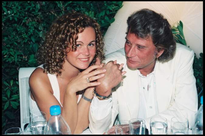 Johnny Hallyday et Laeticia lors d'une soirée blanche dans la villa d'Eddie Barclay à St Tropez en 1995