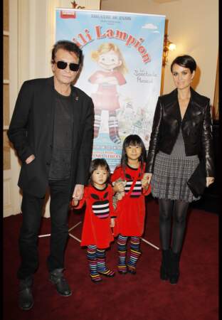 Novembre 2011, Johnny, Laeticia et leurs filles, Jade et Joy, à la générale de la pièce Lili Lampion à Paris.