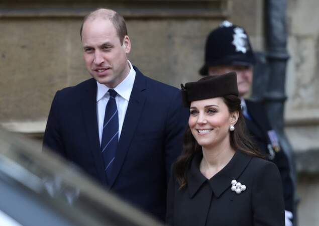 Kate Middleton et son époux repartent de la messe.