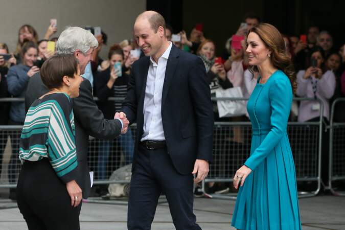 Kate Middleton sublime en robe bleue près de son époux