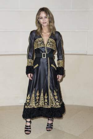 Vanessa Paradis, dans une robe Chanel, entre broderies en or et tissu noir.