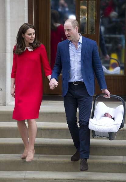 William et Kate (en robe rouge Jenny Packham), à l'hôpital St Mary's après la naissance de Louis d'Angleterre