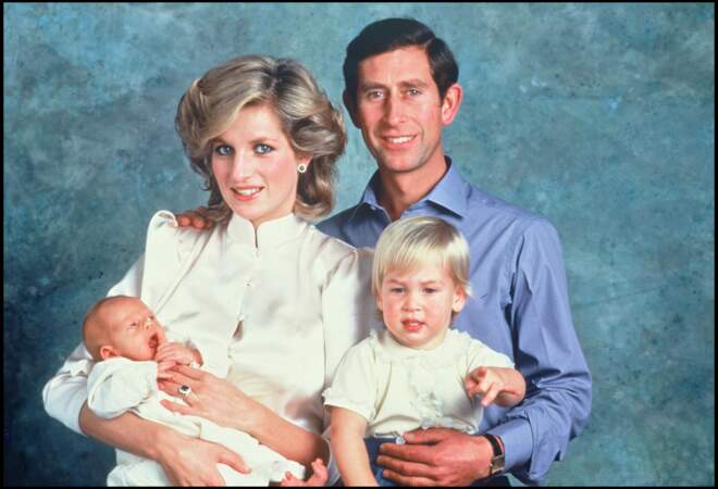 Charles et Diana en rendez-vous photo avec William pour la naissance du prince Harry, en 1984