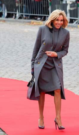 Brigitte Macron, très chic en gris
