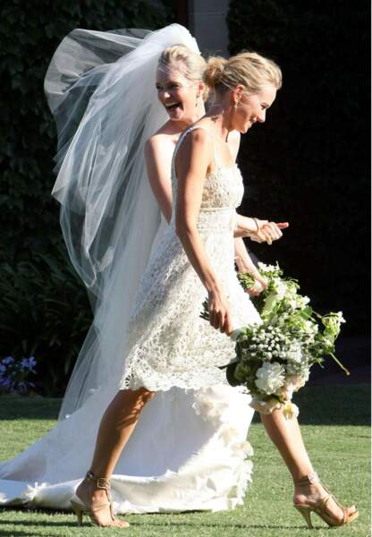 Naomi Watts en blanc comme son amie la mariée en décembre 2010 à Sydney