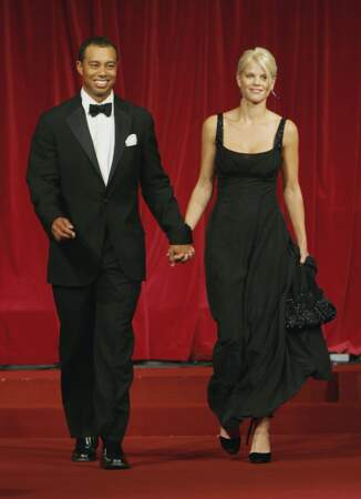 Tiger Woods et Elin Nordegren ont divorcé en 2010. Elle a obtenu 100 millions de dollars. 