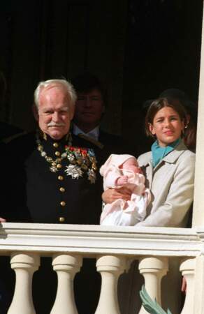 Alexandra de Hanovre bébé dans les bras Charlotte Casiraghi, aux côtés du prince Rainier, en 1999
