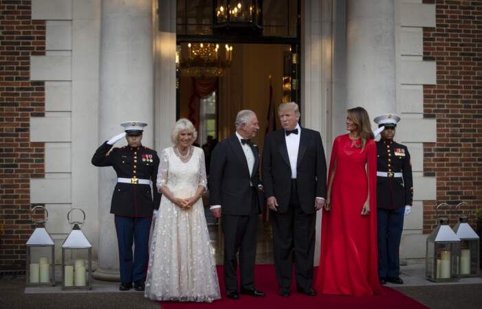 Melania Trump dans une robe-longue cape, une tenue très aimée des " royals "comme Letizia ou Meghan