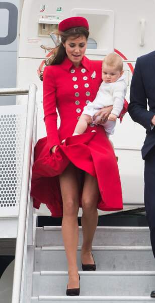 Le vent se glisse sous la robe de Kate Middleton, à l'aéroport de Wellington en Nouvelle-Zélande en 2014