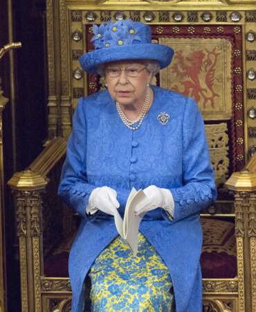 A l'occasion d'un discours sur le Brexit, la reine portait une tenue bleu vif
