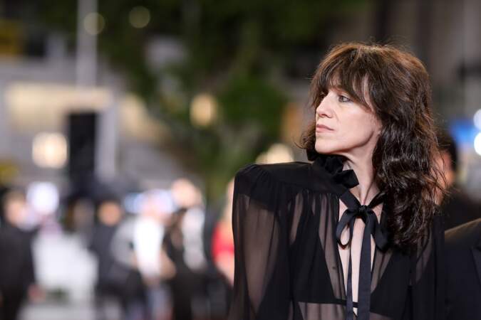 Toujours aussi sexy, Charlotte Gainsbourg a opté pour un haut tout en transparence, à Cannes le 18 mai 2019.