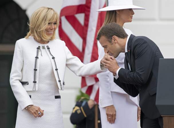 Brigitte Macron en tailleur blanc signé Louis Vuitton très complice avec son mari