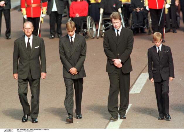 Après un discours très virulent pendant les obsèques de Diana, Charles Spencer, son frère, a appris à se taire.