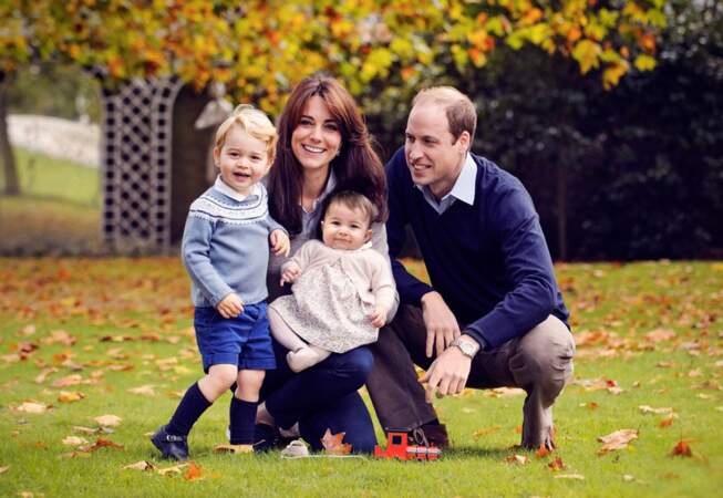 Portrait de famille de Kate, William et leurs enfants, le prince George et la princesse Charlotte, en 2015
