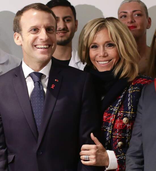 Emmanuel Macron (40 ans le 21 décembre 2017) et son épouse Brigitte Macron (64 ans).