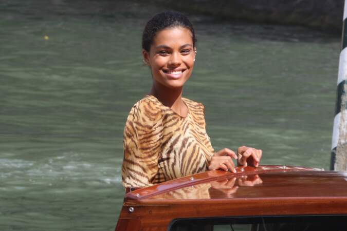 Tout sourire, Tina Kunakey arrive à la Mostra, Grand Hôtel Excelsior de Venise.