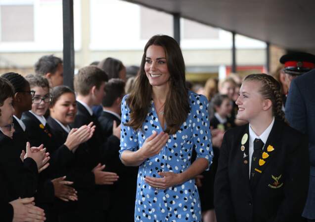 Kate Middleton, en robe à pois Altuzarra, visite l'académie Stewards à Harlow le 16 september 2016