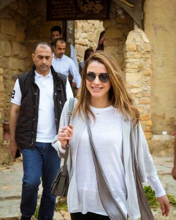 Rania de Jordanie participe à une randonnée dans le village de Dana, le 1er mai 2017
