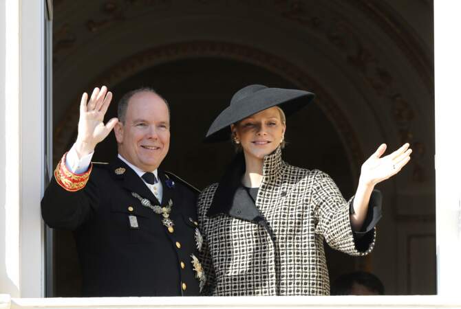 Le prince Albert II de Monaco et sa femme la princesse Charlene au balcon avec toute la famille Grimaldi