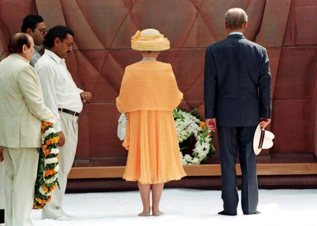 En visite dans un temple indien : la reine en tenue safran, le prince Philip en costume noir