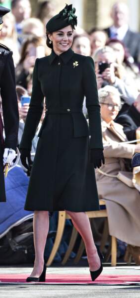 Kate Middleton radieuse dans un manteau vert signé Alexander McQueen lors de la St Patrick.