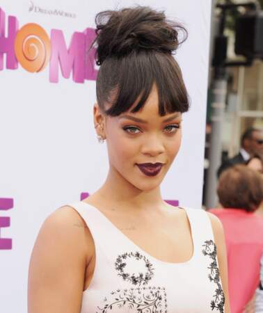 Chignon de danseuse et épaisse frange, en mai Rihanna est une poupée à croquer