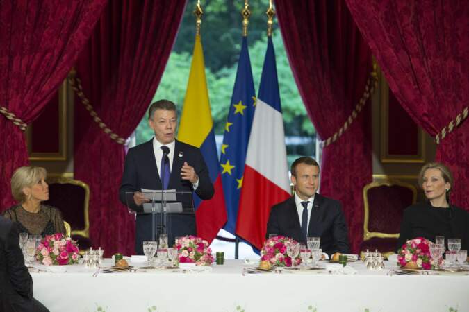Juan Manuel Santos, Emmanuel Macron et leurs épouses savourent le repas préparé par le chef de l'Elysée