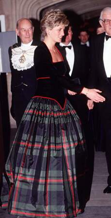 Diana dans une robe Catherine Walker lors d'un gala de charité à Londres en février 1991