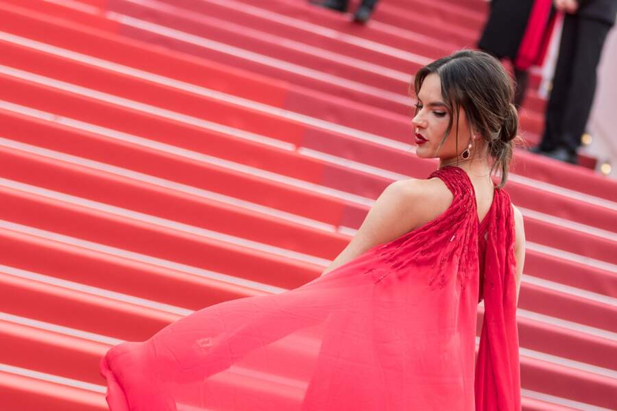 Le chignon flou d'Alessandra Ambrosio, bijoutée par Boucheron, sur le tapis rouge de Cannes le 15 mai 2019 