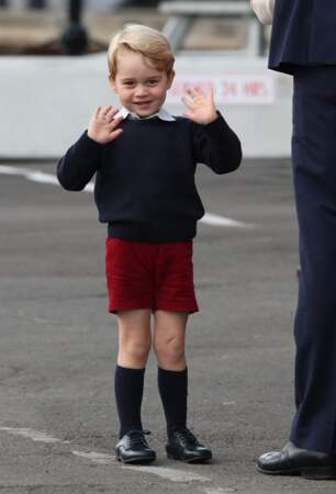 Le Prince George salue la foule lors du départ de la famille royale du port de Victoria le 1er Octobre 2016