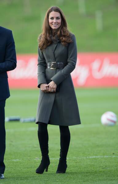 Kate Middleton en octobre 2012 dans un manteau cintré kaki et ceinture assortie