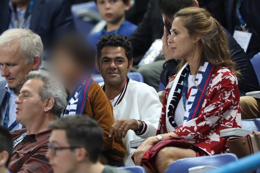 Jamel Debbouze entouré de Mélissa Theuriau et de leur fils Léon dans les tribunes du Stade de France ce 16 octobre