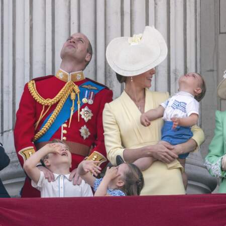 Le prince George et la princesse Charlotte faisant les fous
