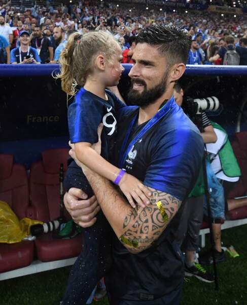 Olivier Giroud a célébré la victoire des Bleus dans les bras de sa fille Jade