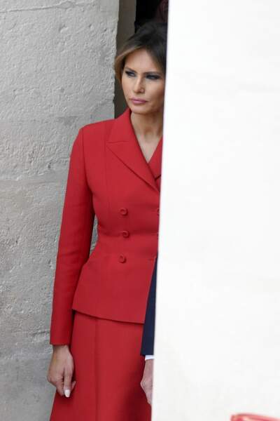 Melania Trump (habillée en Dior), à l'Hôtel National des Invalides à Paris le 13 juillet 2017. Un tailleur rouge intemporel. 