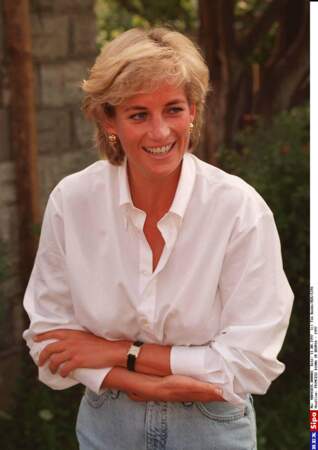 La princesse Diana en chemise blanche et jean, lors d'un voyage en Bosnie en 1997
