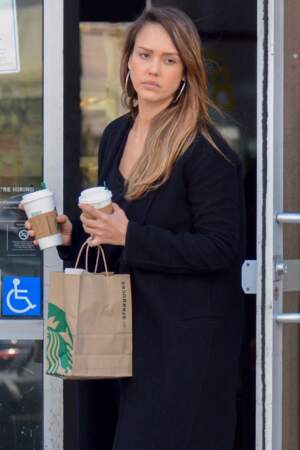Jessica Alba sans maquillage à la sortie d'un Starbucks à Culver City, le 27 février 2018
