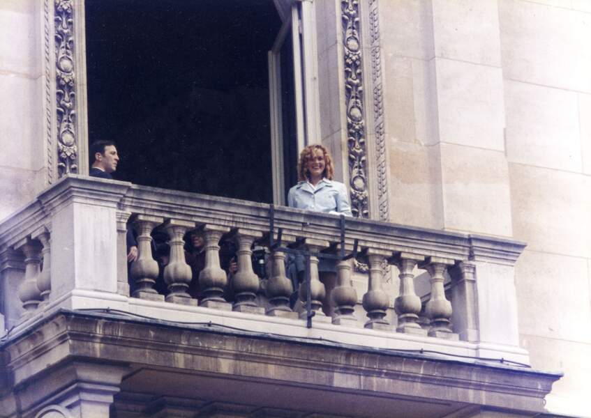 Laeticia au balcon de la mairie de Neuilly sur Seine, le jour de son mariage avec Johnny Hallyday le 25 mars 1996