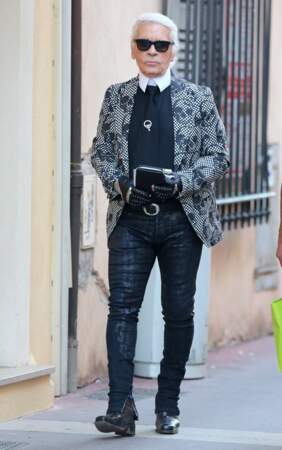 Karl Lagerfeld se promène dans les rues de Saint Tropez, en 2013