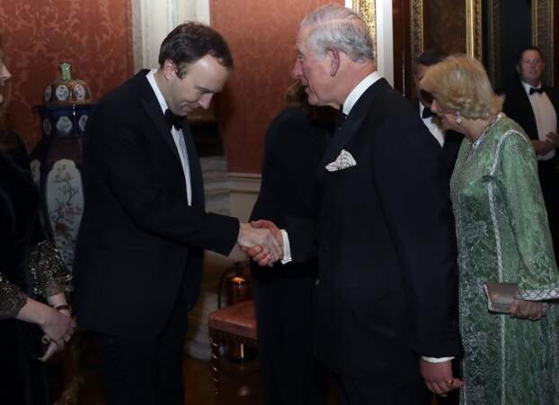 Le prince Charles en smoking et Camilla Parker Bowles en caftan vert émeraude
