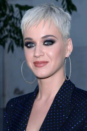 Katy Perry  : smoky-eye noir sophistiqué 
