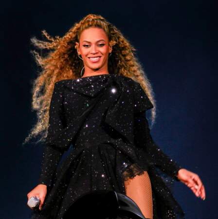 La maxi queue-de-cheval et boucles ultra serrées de Beyoncé : une coiffure devenue mythique !