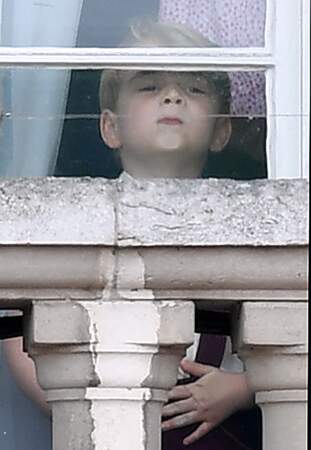 Le Prince George s'amuse à coller son visage contre la vitre