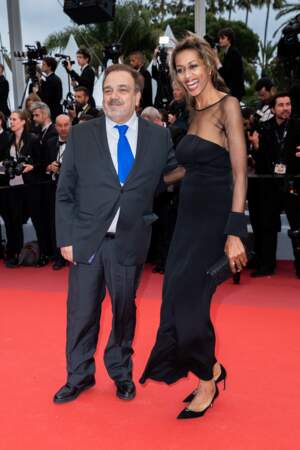 Didier Bourdon et sa compagne Marie-Sandra montent les marches lors du 72e festival de Cannes, le 17 mai 2019.