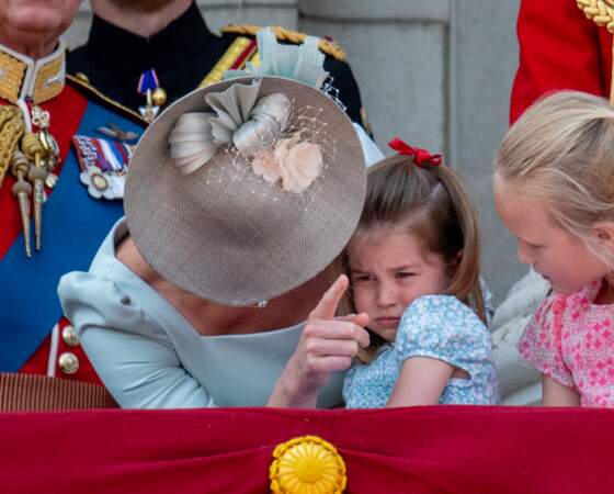 La princesse Charlotte pleure au balcon de Buckingham, lors de la cérémonie "Trooping the Colour" le 9 juin 2018