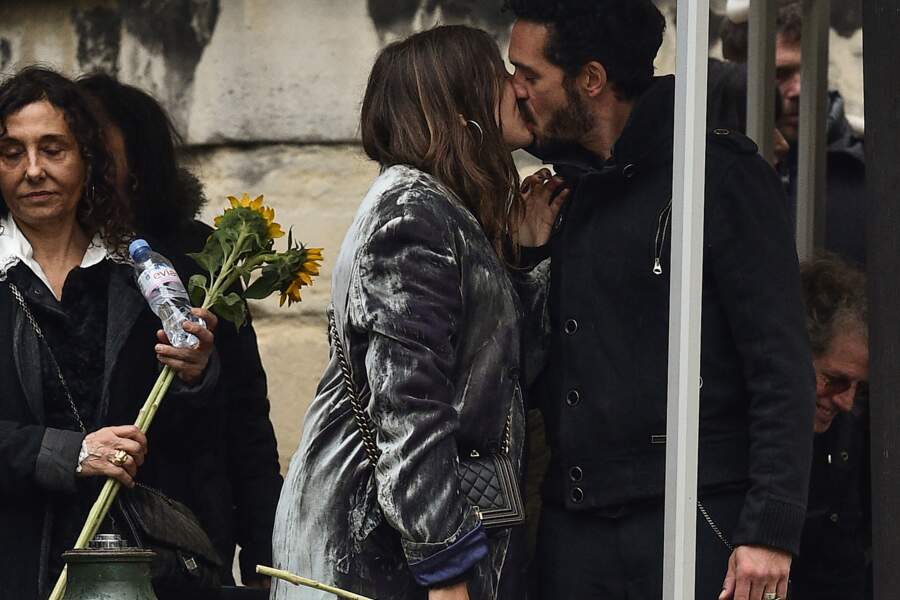 Izïa Higelin et son compagnon Bastien Burger s'embrassant à Paris lors des obsèques de Jacques Higelin