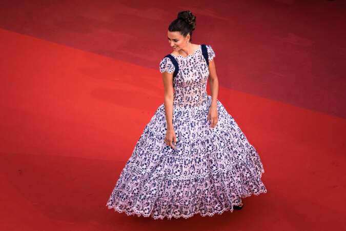 Penélope Cruz resplendissante en robe Chanel sur le tapis rouge à Cannes, vendredi 17 mai.