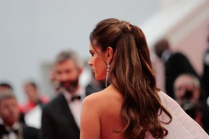 Alessandra Ambrosio et ses belles longueurs ondulées, sur le tapis rouge de Cannes le 14 mai 2019
