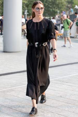 Olivia Palermo est la reine du style et twiste sa robe noire avec des mocassins pailletés.